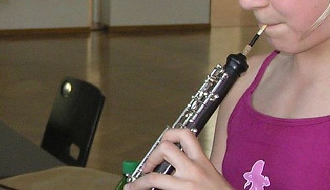 Mädchen spielt Oboe