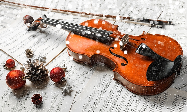 Weihnachtlich dekorierte Violine mit Notenblättern