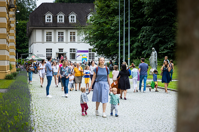 Viele Eltern und Kinder beim Klangfest im Reichenfeld