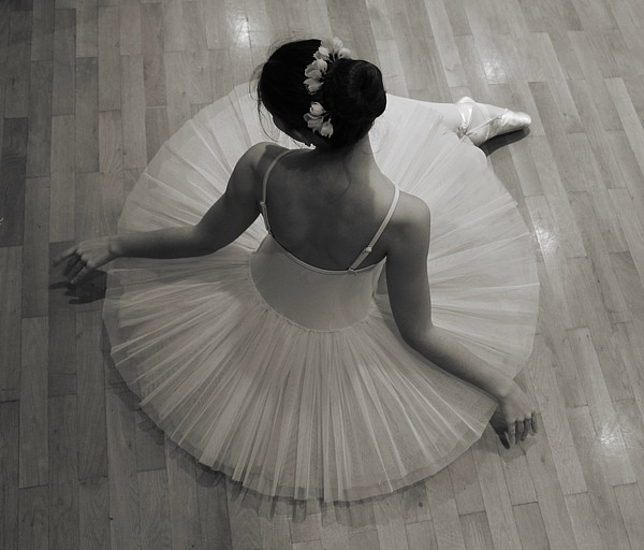 Ballerina sitzt auf dem Boden