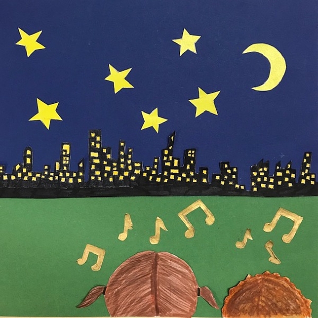 Gebasteltes Bild mit zwei Kindern, die sich den Nachthimmel ansehen und dazu singen.