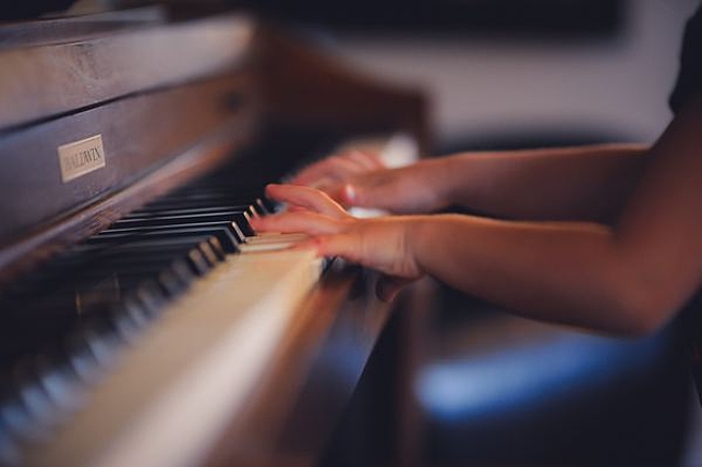 Kinderhände, die Klavier spielen